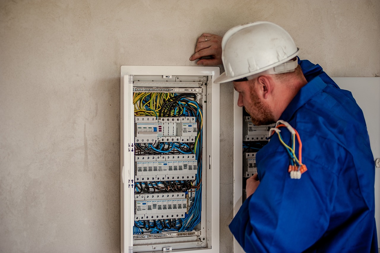 Electrical installations for your home or business with a professional guarantee in Villanueva de la Vera.